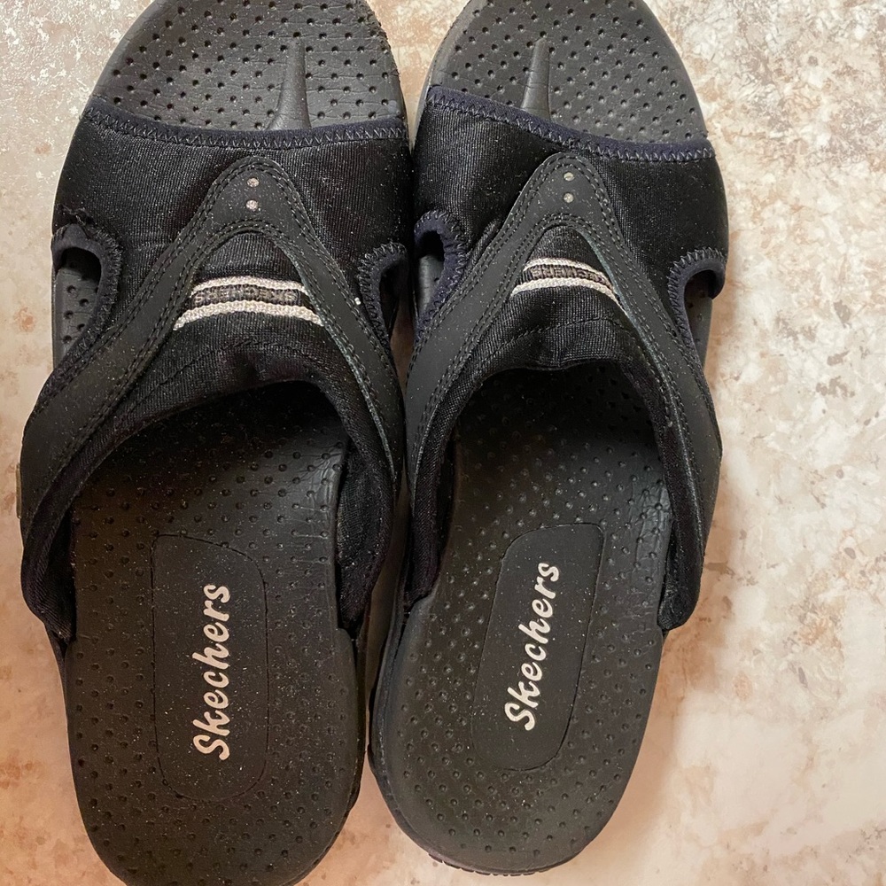 Ladies Skechers size 8.5 sandals.
